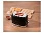 Schwarzer Toaster mit Toast, Marmelade und einem Messer auf einem Holztisch.