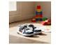 Kinder-Sneaker mit Automotiven, Spielzeug und Zeichnungen auf Holzboden.