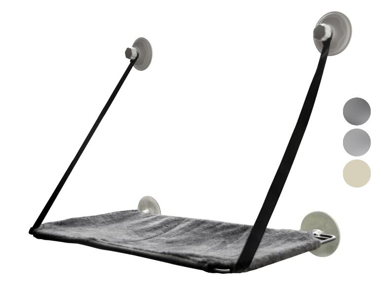 Graues Katzenfensterbett mit Saugnäpfen und schwarzen Gurten.