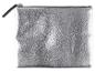 Silberne Kosmetiktasche mit Reißverschluss, Lederoptik.