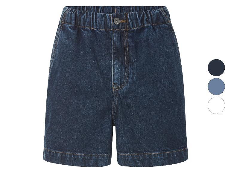 Dunkelblaue Jeans-Shorts, in verschiedenen Farben erhältlich.