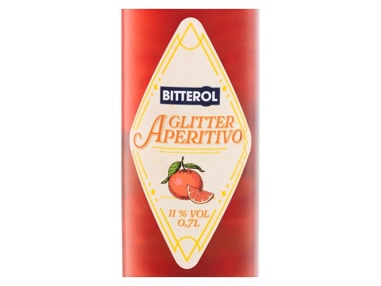 Rote Aperitifflasche mit rautenförmigem Etikett, Zitrusfrüchten und dem Text „Glitter Aperitivo“.