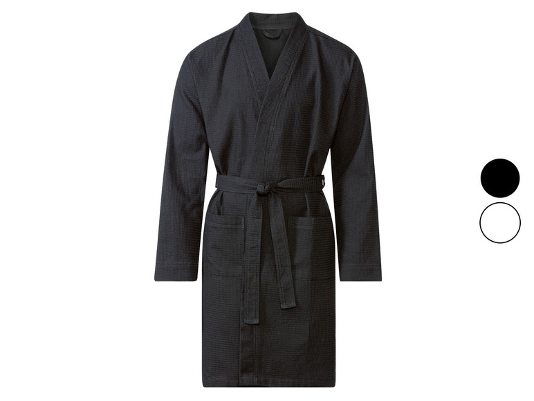 Ein schwarzer Bademantel für Herren.