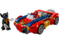 Superhelden-Rennwagen aus Bausteinen mit zwei Spielfiguren.