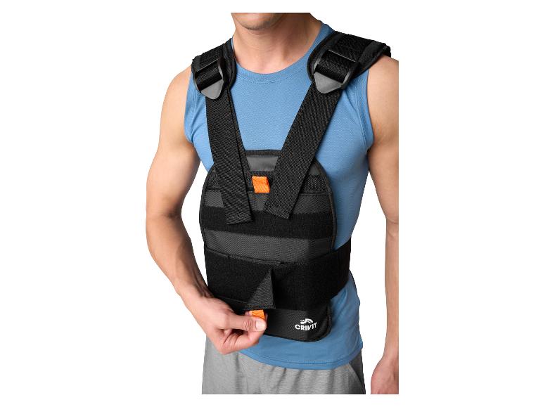 Mann trägt eine schwarze Crivit Gewichtsweste über einem blauen ärmellosen Shirt.