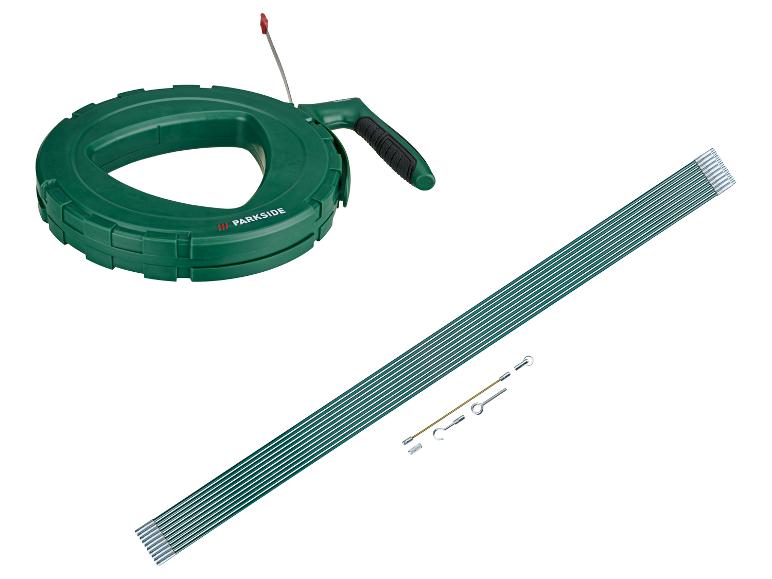 PARKSIDE Kabeleinziehspirale mit grüner Rolle und einem Satz grüner Stangen mit Zubehör.