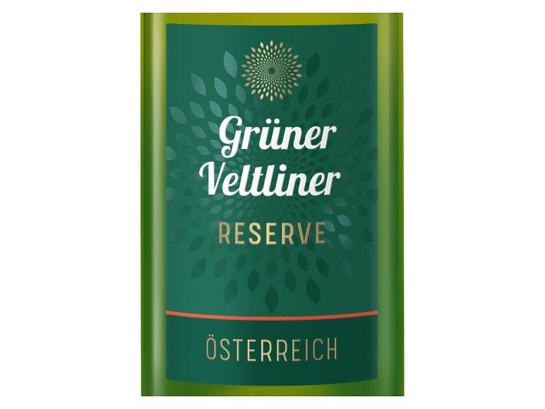 Grünes Weinflaschenetikett mit den Texten „Grüner Veltliner Reserve“ und „Österreich“.