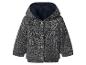 Kinderstrickjacke mit gefütterter Kapuze und Knöpfen