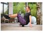 Frau in CRIVIT Sportschuhen trainiert auf einem Balance Board.