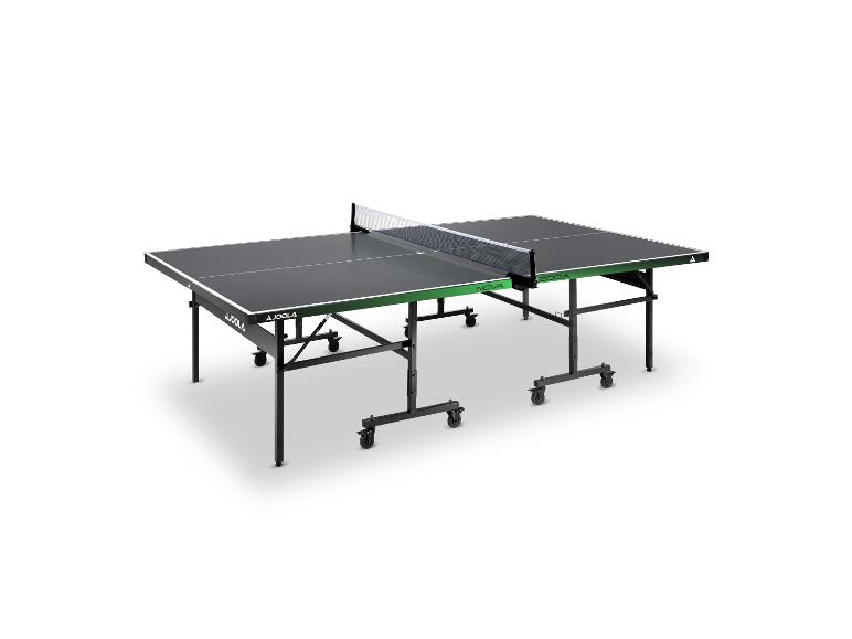 Ein schwarz-grüner klappbarer Tischtennistisch mit Netz, auf Rollen.