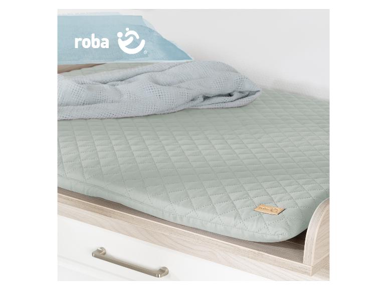 Mintgrüne Wickelauflage mit Strickdecke und Holzschublade.