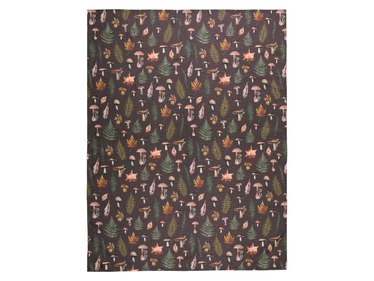 Geschirrtuch mit einem Muster aus Pilzen, Farnen und Herbstblättern auf dunklem Hintergrund.