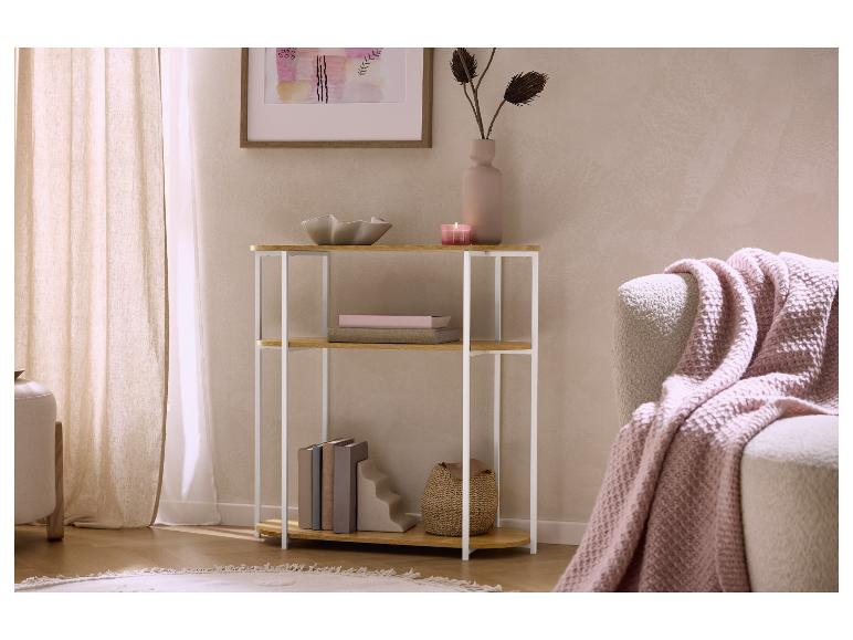 Holzregal mit weißem Rahmen, Büchern, Vase und Kerze im Wohnzimmer.