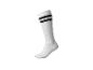 Weißer Socken mit zwei schwarzen Streifen oben.