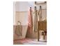 Rosa und beige Handtücher in einem Badezimmer mit Badewanne und Schrank.