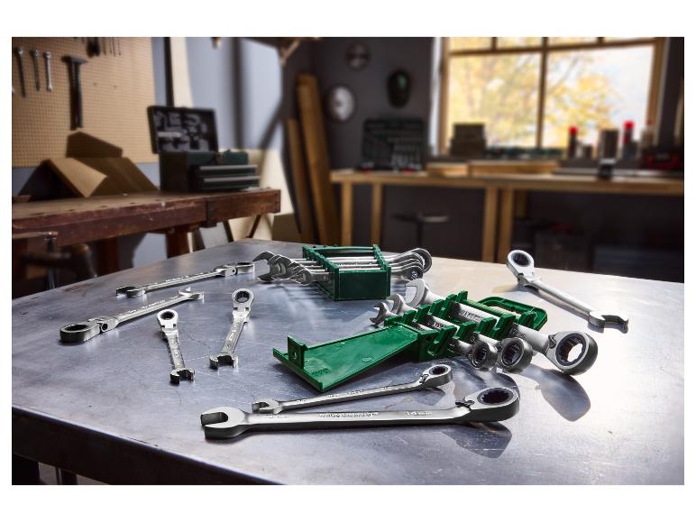 Satz Ratschenschlüssel auf einem Metalltisch in einer Werkstatt.