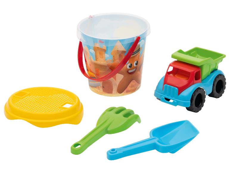 Buntes Sandspielset mit Eimer, LKW, Sieb, Rechen und Schaufel.