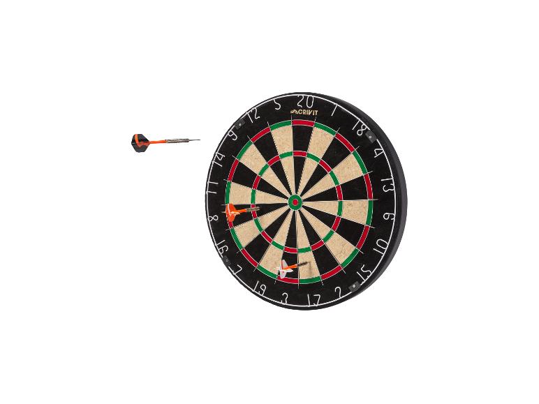 Eine Dartscheibe mit zwei steckenden Darts und einem fliegenden Dart.