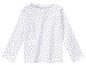 Weißes Langarmshirt mit Herzchen-Muster.