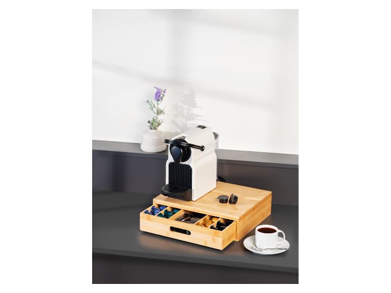 Kaffeemaschine, Kapseln und Bambus-Organizer.