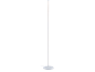 Eine moderne, schlanke, weiße Stehlampe mit LED-Beleuchtung.