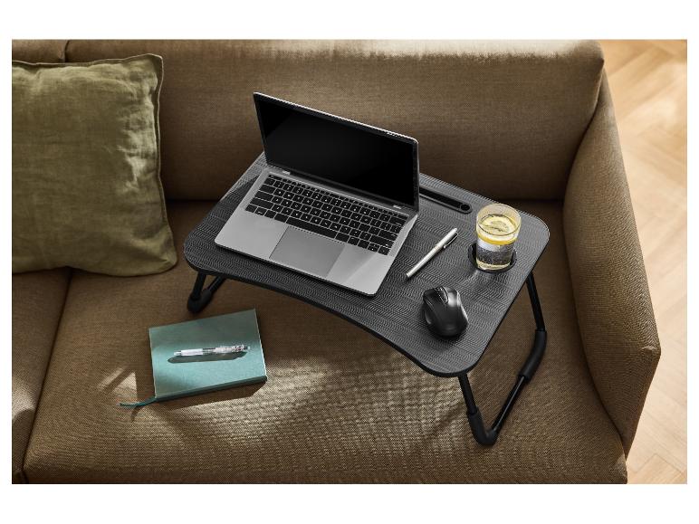 LIVARNO home Laptoptisch auf einem Sofa mit Laptop, Maus, Stift und einem Glas Wasser
