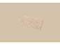 Beige Badematte mit Wellenmuster.