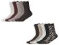 Zwei Sets mit fünf Paar Socken: eines in Unifarben, das andere mit Tiermustern.