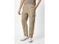 Beige Cargohose und weiße Sneaker für Herren.