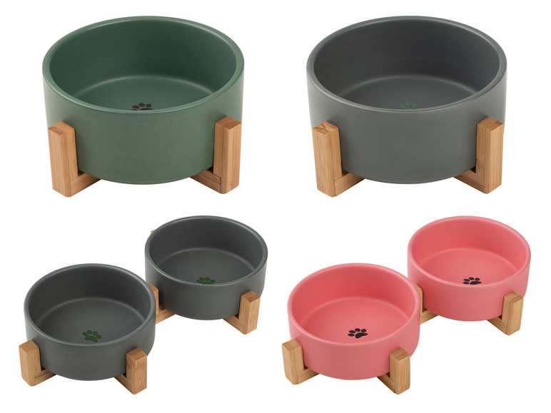 Keramik-Hundenäpfe mit Bambusgestellen in grün, grau und rosa.