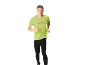 Mann in einem limettengrünen Sport-T-Shirt und schwarzen Leggings, beim Laufen.