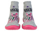 Zwei graue Socken mit rosafarbenen Sohlen und Einhorn-Motiv.