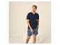 Mann in marineblauem V-Ausschnitt-T-Shirt und blau gestreiften Pyjama-Shorts.
