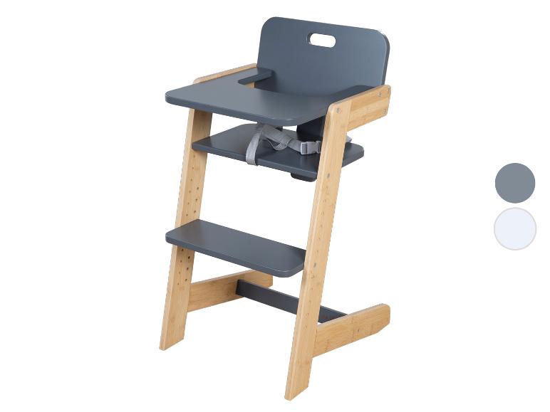 Holzhochstuhl mit grauem Sitz und Tablett, mit Sicherheitsgurt.