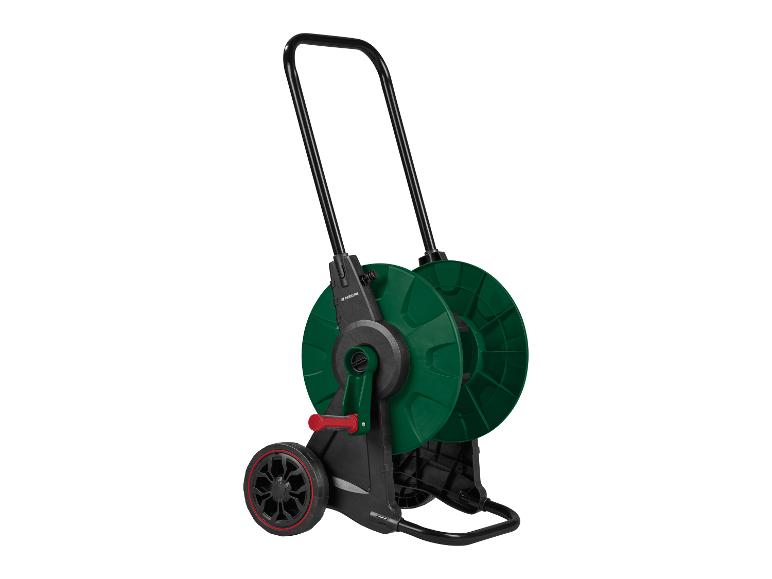 Grüner und schwarzer Handwagen mit aufgerolltem Gartenschlauch