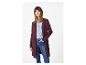 Frau in bordeauxrotem Cardigan, blau gestreiftem Hemd und blauen Jeans