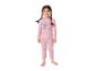 Mädchen in rosa langärmeligem Pyjama mit Zeichentrickfiguren und Blumenmuster.