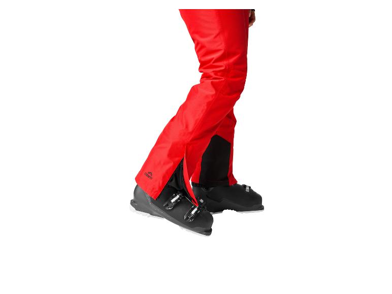 Rote Skihose mit schwarzen Skischuhen und Reißverschlüssen.