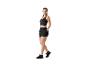 Schwarzer Sport-BH, Shorts und Sportschuhe für Damen.
