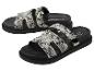Schwarze flache Sandalen mit grau-weißem Schlangenmuster