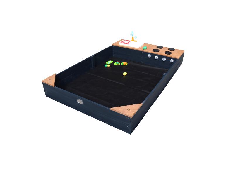 Holz-Matschküche mit Spüle, Kochfeld und Spielzubehör.