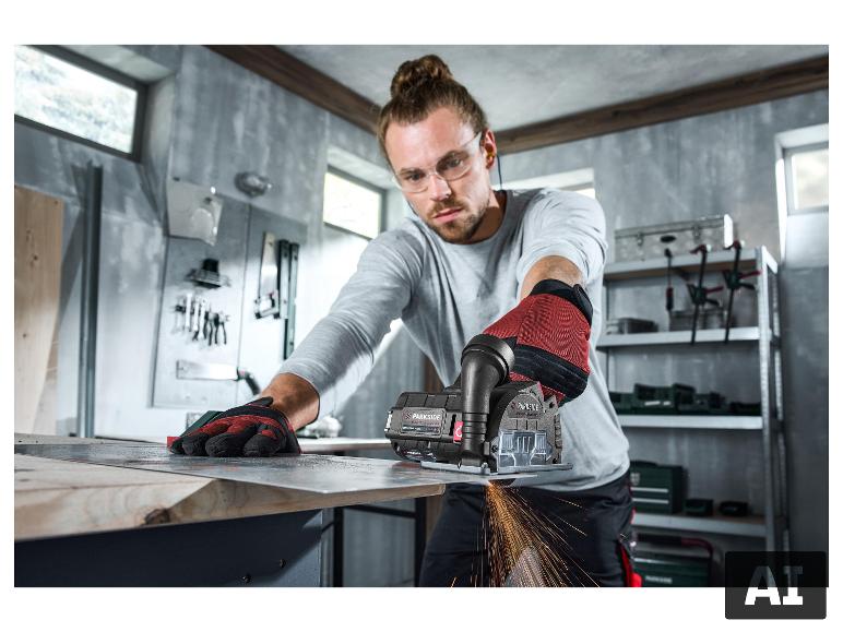 Mann schneidet Metall mit dem PARKSIDE PERFORMANCE Akku-Winkelschleifer. [KI-generiertes Bild]