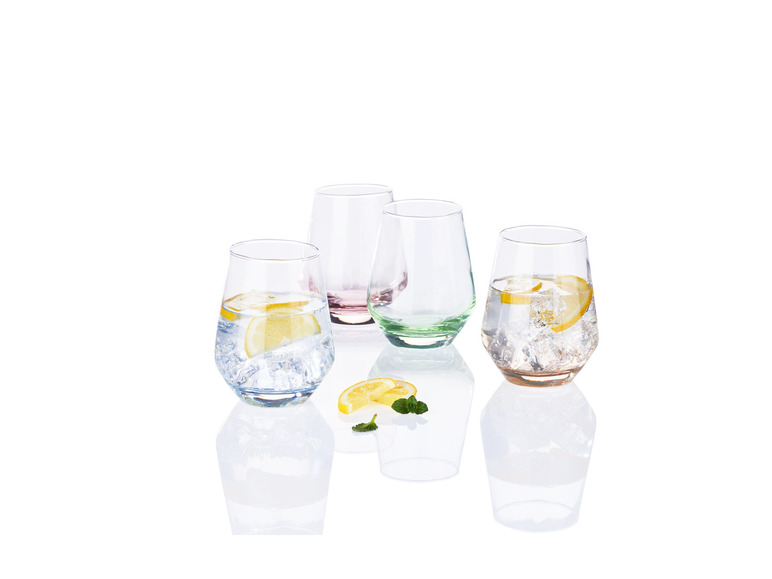 Vier Gläser mit Wasser, Eis und Zitronenscheiben.