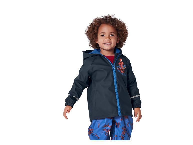 Lächelndes Kind in Spiderman-Regenjacke und passender Hose.