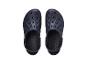 Ein Paar dunkelblaue Clogs mit Belüftungslöchern, von oben gesehen.