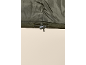 Detail einer olivgrünen Jacke mit verstellbarem Kordelzug und Verschluss.