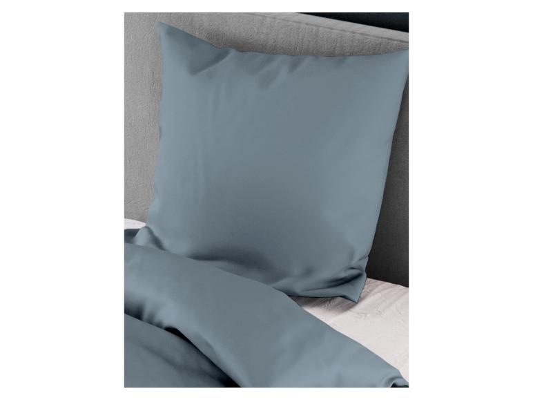 Ein hellblauer Kissenbezug auf einem Bett mit einem Bettbezug.