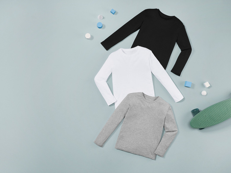 Schwarze, weiße und graue Langarmshirts mit einem Skateboard