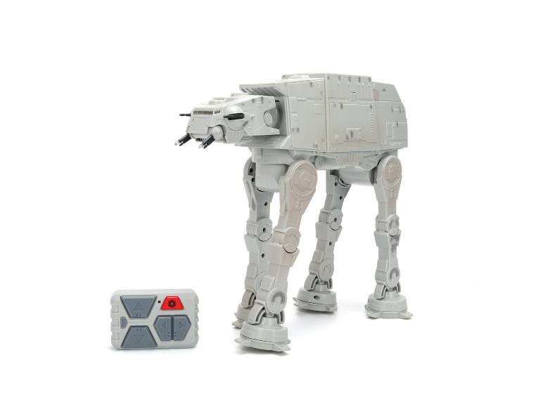 Roboterspielzeug mit Fernbedienung auf weißem Hintergrund.