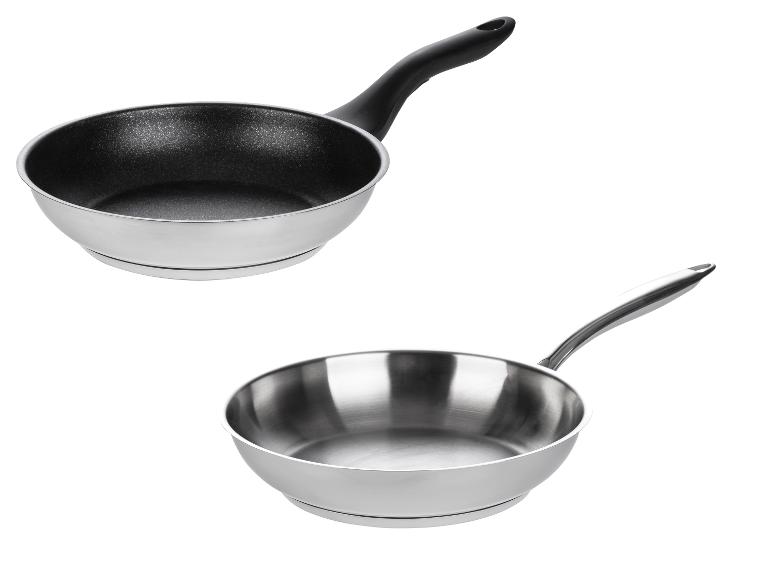 Zwei Pfannen: eine mit schwarzer Antihaftbeschichtung und eine mit glatter Edelstahl-Oberfläche.